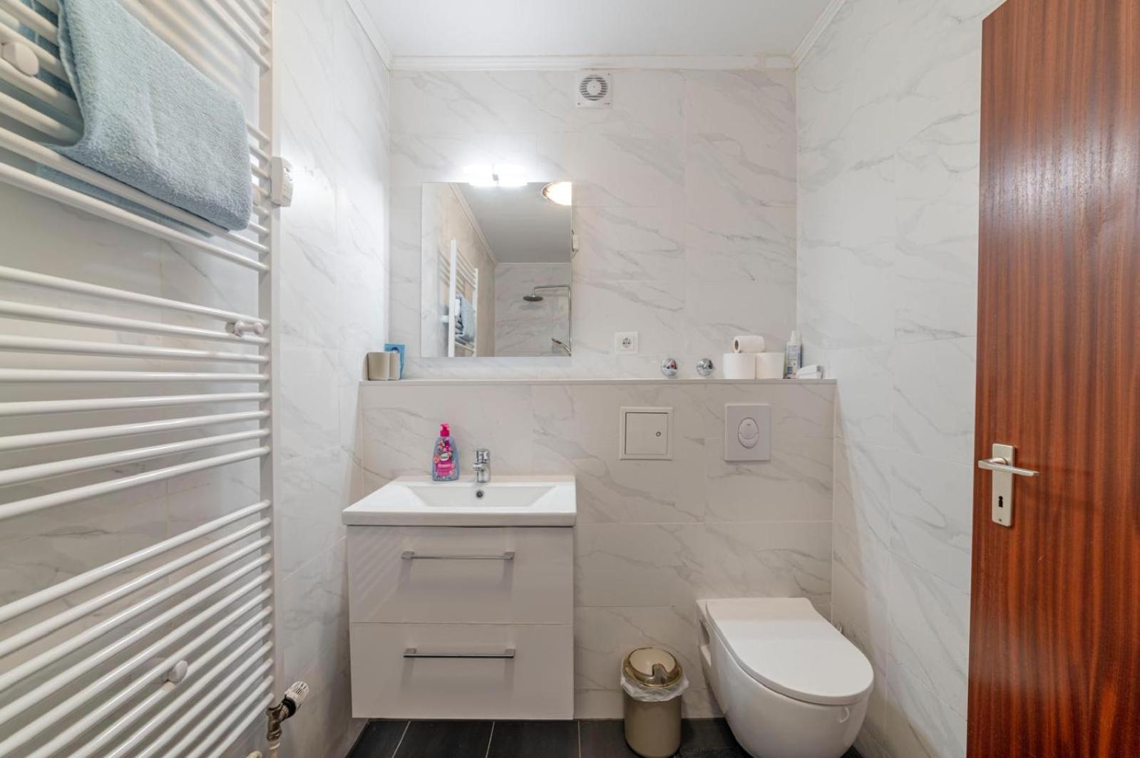 Schoene, Moeblierte Wohnung Mit Balkon Und Tiefgarage 杜塞尔多夫 外观 照片